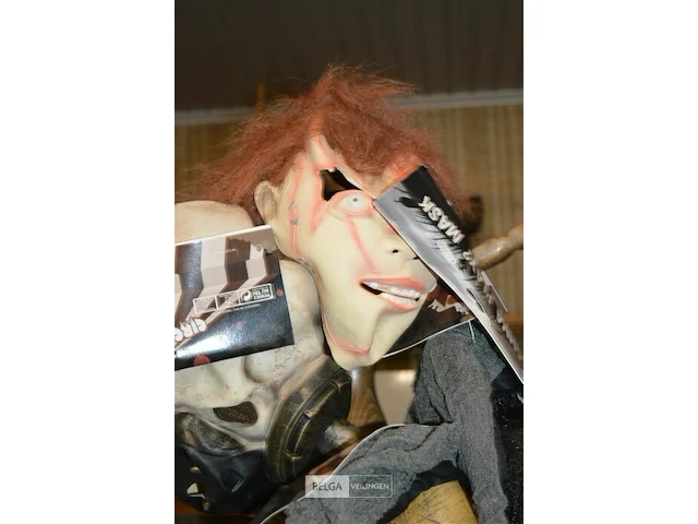 5 maskers - afbeelding 4 van  5