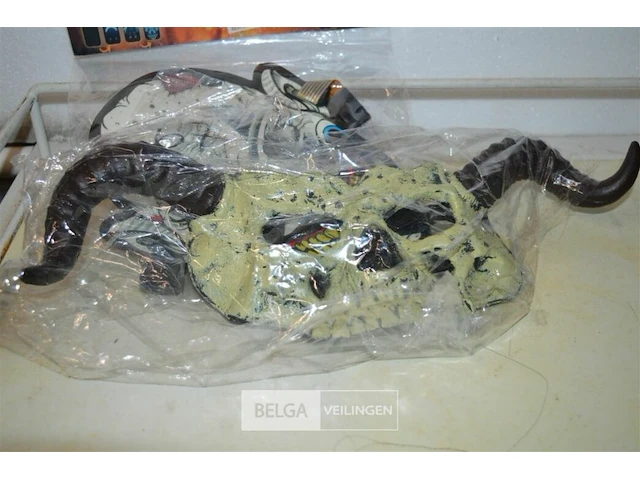 5 maskers - afbeelding 3 van  4
