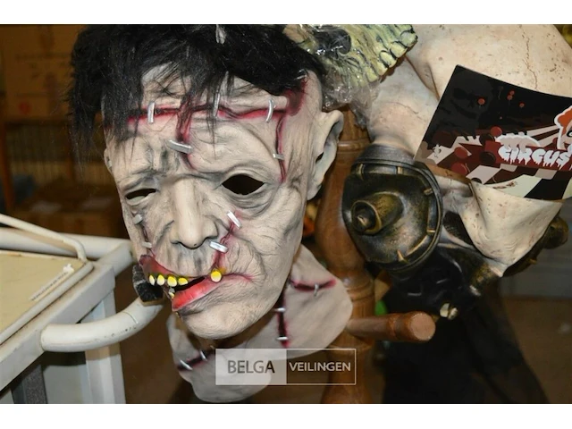 5 maskers - afbeelding 3 van  4
