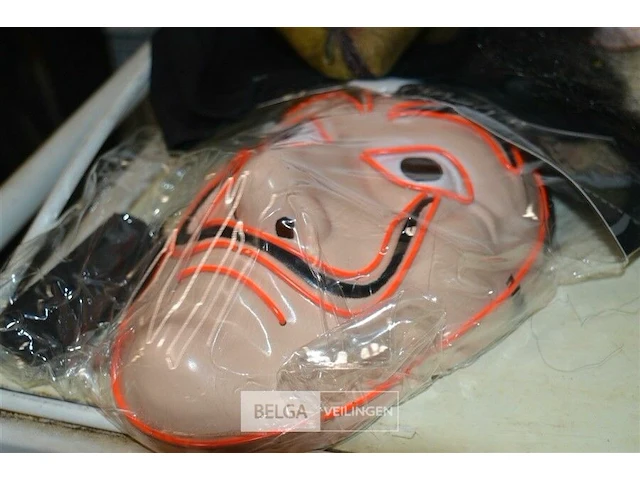 5 maskers - afbeelding 4 van  5