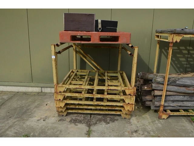 5 metalen pallet boxen gele kleur, 4 metalen palletboxen - afbeelding 2 van  6