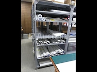 5 metalen planken