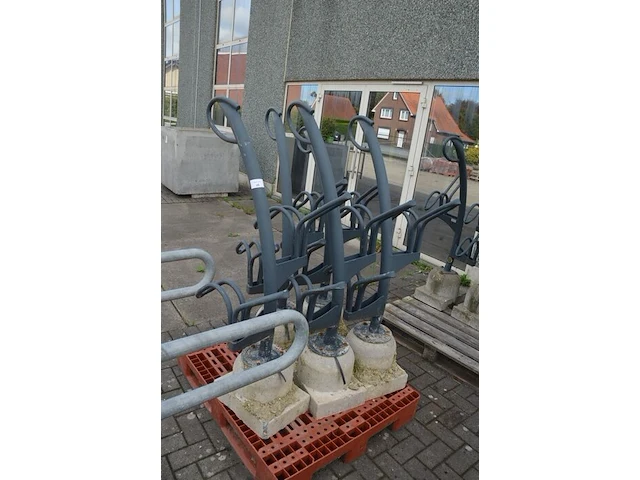 5 moderne grijs metalen fietsenrekken (zonder pvc pallet) - afbeelding 1 van  4