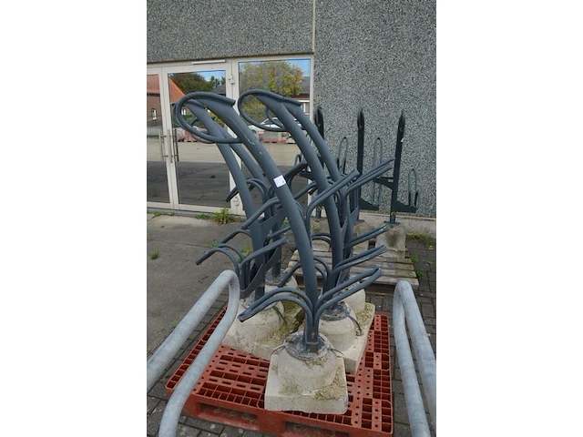 5 moderne grijs metalen fietsenrekken (zonder pvc pallet) - afbeelding 2 van  4