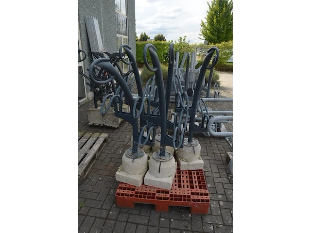 5 moderne grijs metalen fietsenrekken (zonder pvc pallet) - afbeelding 3 van  4