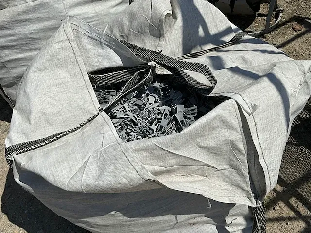 5 nylon bigbags inhoudende partij divers bevestigingsmateriaal - afbeelding 2 van  9