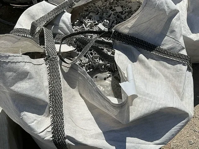 5 nylon bigbags inhoudende partij divers bevestigingsmateriaal - afbeelding 4 van  9