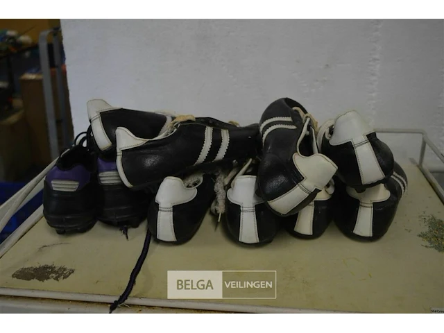 ±5 paar voetbalschoenen div maten - afbeelding 1 van  3