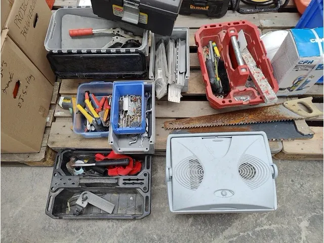 5 paletten divers aannemers materiaal - afbeelding 1 van  11