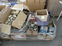 5 pallets met elektrische apparatuur