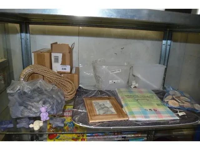 5 plafondlampen, deurmat, tafelkleed, fotokader, zak met handzeepjes, 2 pvc kannen met kraan, zakje met stukjes hout - afbeelding 1 van  6