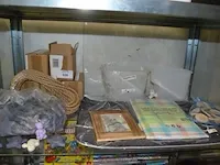 5 plafondlampen, deurmat, tafelkleed, fotokader, zak met handzeepjes, 2 pvc kannen met kraan, zakje met stukjes hout - afbeelding 1 van  6