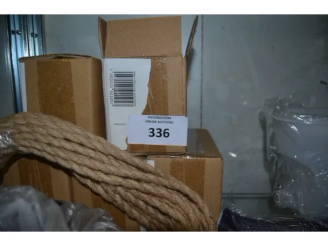 5 plafondlampen, deurmat, tafelkleed, fotokader, zak met handzeepjes, 2 pvc kannen met kraan, zakje met stukjes hout - afbeelding 2 van  6