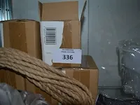 5 plafondlampen, deurmat, tafelkleed, fotokader, zak met handzeepjes, 2 pvc kannen met kraan, zakje met stukjes hout - afbeelding 2 van  6