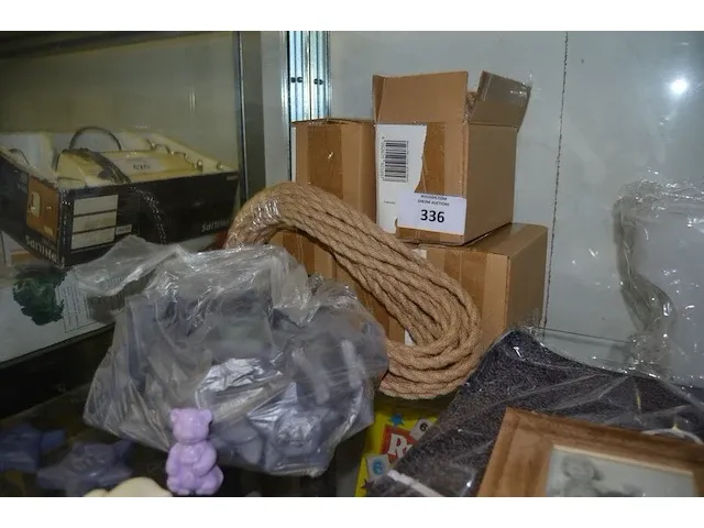 5 plafondlampen, deurmat, tafelkleed, fotokader, zak met handzeepjes, 2 pvc kannen met kraan, zakje met stukjes hout - afbeelding 3 van  6