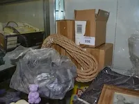 5 plafondlampen, deurmat, tafelkleed, fotokader, zak met handzeepjes, 2 pvc kannen met kraan, zakje met stukjes hout - afbeelding 3 van  6
