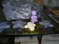 5 plafondlampen, deurmat, tafelkleed, fotokader, zak met handzeepjes, 2 pvc kannen met kraan, zakje met stukjes hout - afbeelding 4 van  6