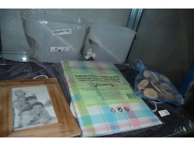 5 plafondlampen, deurmat, tafelkleed, fotokader, zak met handzeepjes, 2 pvc kannen met kraan, zakje met stukjes hout - afbeelding 5 van  6