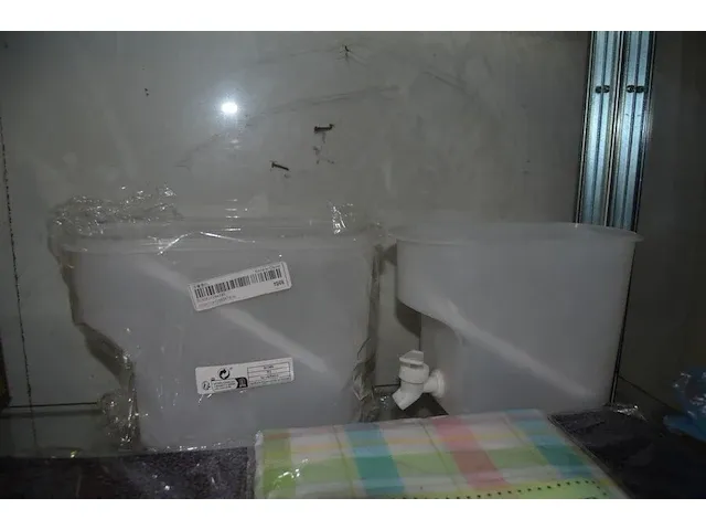 5 plafondlampen, deurmat, tafelkleed, fotokader, zak met handzeepjes, 2 pvc kannen met kraan, zakje met stukjes hout - afbeelding 6 van  6