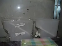 5 plafondlampen, deurmat, tafelkleed, fotokader, zak met handzeepjes, 2 pvc kannen met kraan, zakje met stukjes hout - afbeelding 6 van  6