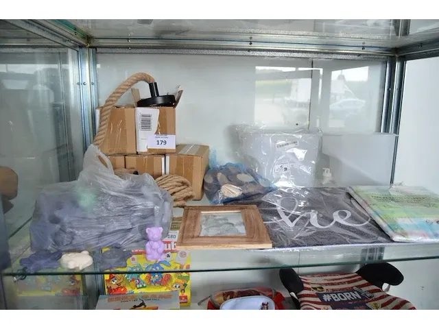 5 plafondlampen, deurmat, tafelkleed, fotokader, zak met handzeepjes, 2 pvc kannen met kraan, zakje met stukjes hout - afbeelding 1 van  7