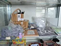 5 plafondlampen, deurmat, tafelkleed, fotokader, zak met handzeepjes, 2 pvc kannen met kraan, zakje met stukjes hout - afbeelding 1 van  7