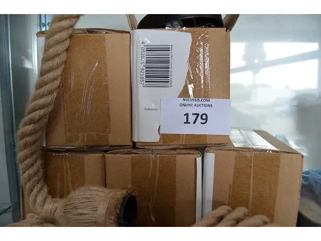 5 plafondlampen, deurmat, tafelkleed, fotokader, zak met handzeepjes, 2 pvc kannen met kraan, zakje met stukjes hout - afbeelding 2 van  7
