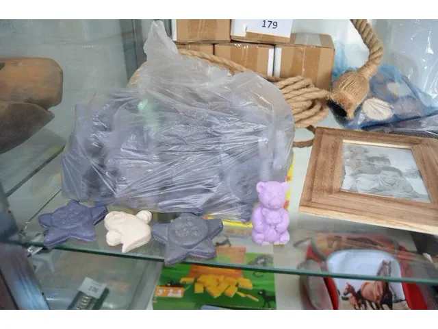 5 plafondlampen, deurmat, tafelkleed, fotokader, zak met handzeepjes, 2 pvc kannen met kraan, zakje met stukjes hout - afbeelding 4 van  7