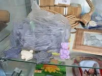5 plafondlampen, deurmat, tafelkleed, fotokader, zak met handzeepjes, 2 pvc kannen met kraan, zakje met stukjes hout - afbeelding 4 van  7