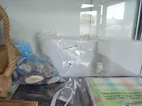 5 plafondlampen, deurmat, tafelkleed, fotokader, zak met handzeepjes, 2 pvc kannen met kraan, zakje met stukjes hout - afbeelding 7 van  7