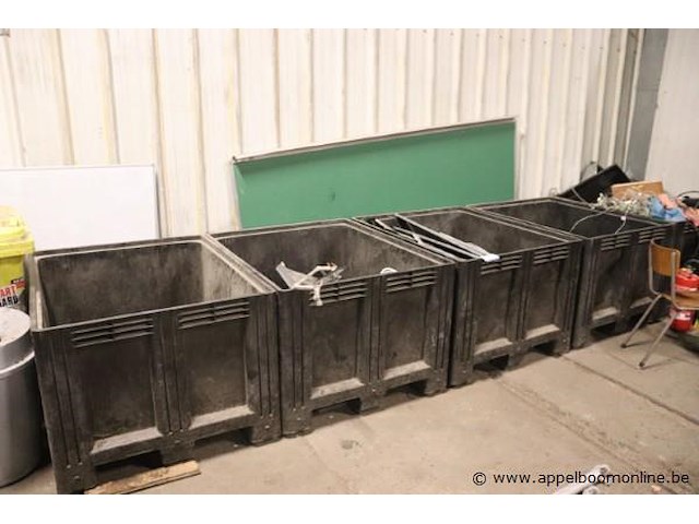 5 pvc bakken inhoudende oa schroot - afbeelding 1 van  2