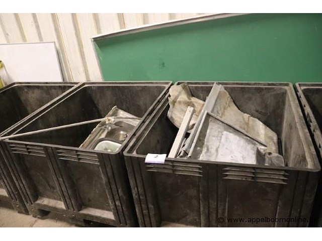 5 pvc bakken inhoudende oa schroot - afbeelding 2 van  2