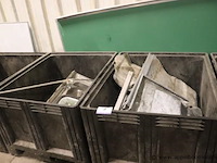 5 pvc bakken inhoudende oa schroot - afbeelding 2 van  2