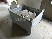 5 stapelbare metalen bakken met inhoud - afbeelding 2 van  7