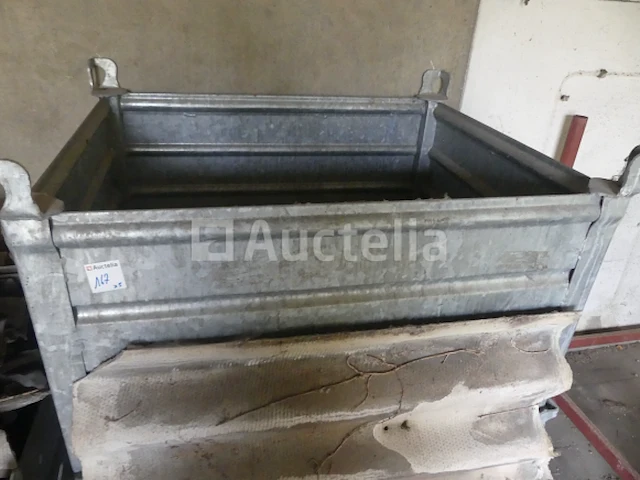 5 stapelbare metalen bakken met inhoud - afbeelding 4 van  7