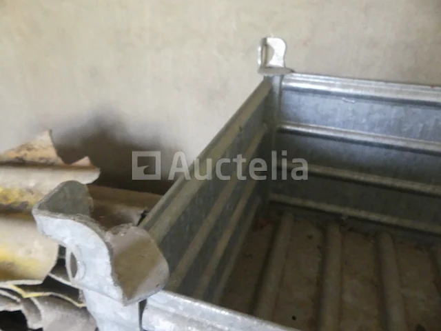 5 stapelbare metalen bakken met inhoud - afbeelding 6 van  7