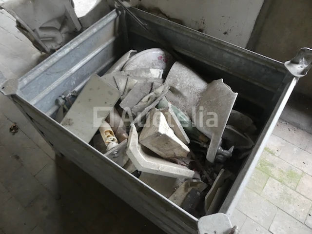 5 stapelbare metalen bakken met inhoud - afbeelding 7 van  7