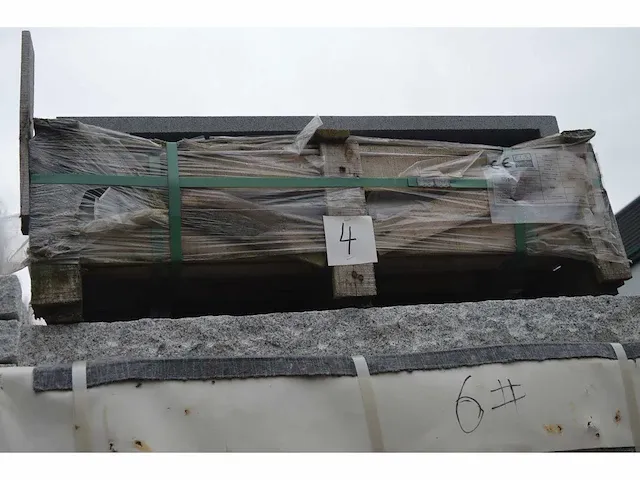 5 stuks donkergrijze granieten zwembadboord 70x88x5/3cm - afbeelding 1 van  4