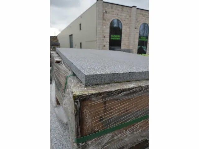 5 stuks donkergrijze granieten zwembadboord 70x88x5/3cm - afbeelding 2 van  4