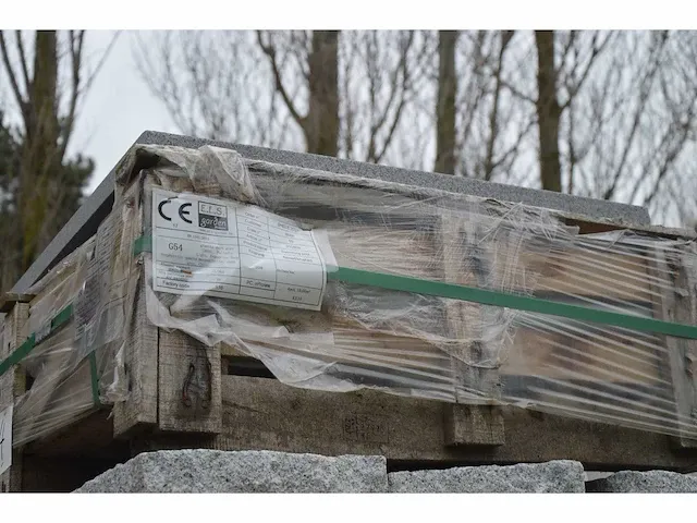 5 stuks donkergrijze granieten zwembadboord 70x88x5/3cm - afbeelding 3 van  4