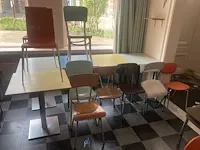 5 tafels en 10 stoelen