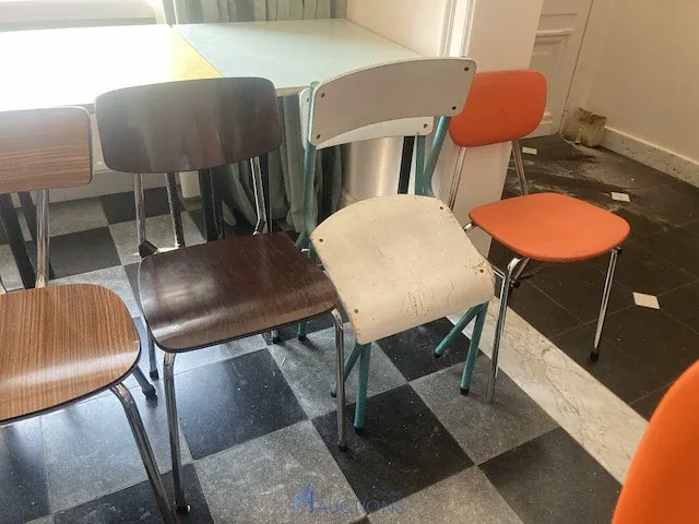 5 tafels en 10 stoelen - afbeelding 8 van  8