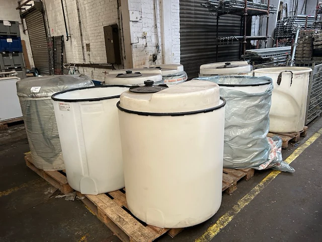 5 tanks en 8 beschermwanden - afbeelding 1 van  6