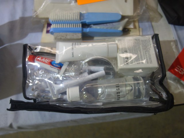 5 transparante reistoilettas + nagelvijlen e.a. - afbeelding 4 van  5