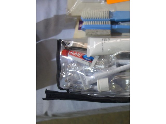 5 transparante reistoilettas + nagelvijlen e.a. - afbeelding 5 van  5