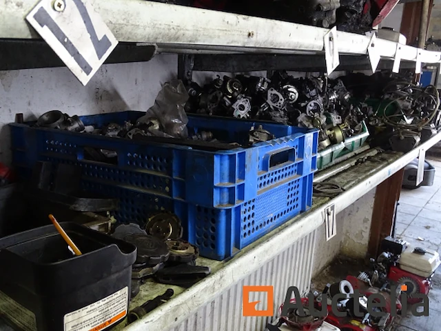 5 trays (carburateurs, remklauwen, diverse onderdelen) - afbeelding 4 van  12