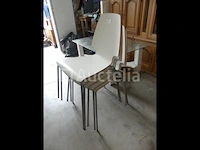 5 witte stoelen