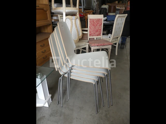 5 witte stoelen - afbeelding 2 van  2