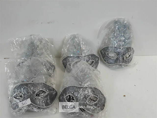 5 x masker met grijze pluimen - afbeelding 1 van  3