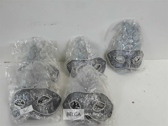 5 x masker met grijze pluimen - afbeelding 1 van  3